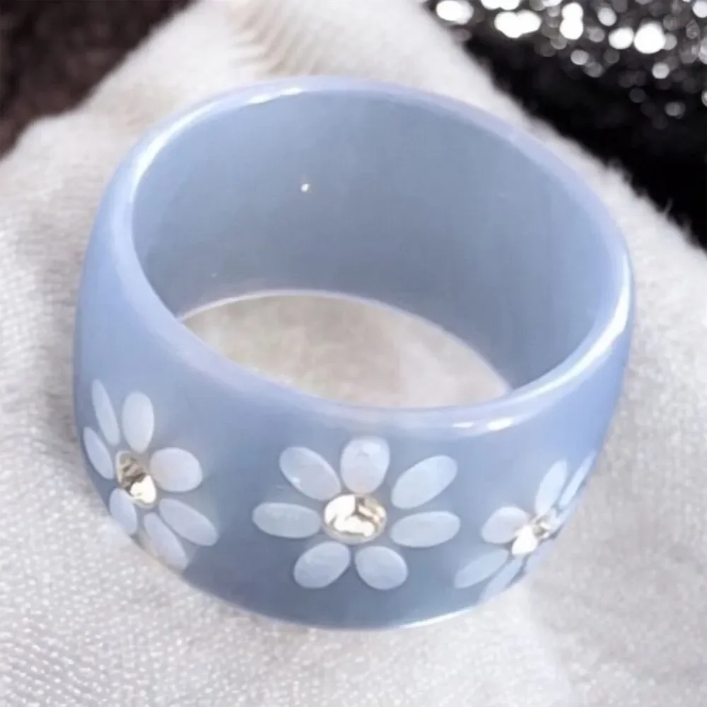 Vintage Gray  Lucite Ring Size 8 Flower Design Fashion Jewelry